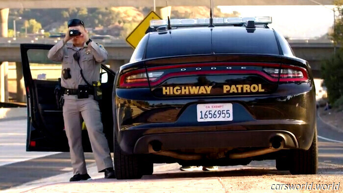 Суперскоростных нарушителей в Калифорнии теперь наказывают по самому больному ещё до суда | Carscoops